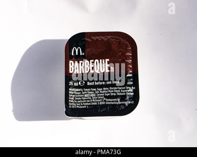 Un McDonalds dip de la sauce barbecue Banque D'Images