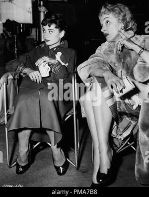 Audrey Hepburn, Marlene Dietrich vers 1954 référence #  32263 217THA Banque D'Images