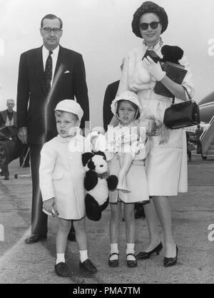 La princesse Grace de Monaco avec ses enfants, le Prince Albert et la Princesse Caroline, 1961 #  de référence de fichier 32263 815THA Banque D'Images