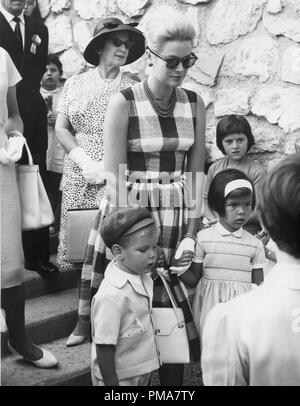 La princesse Grace de Monaco avec ses enfants, le Prince Albert et la Princesse Caroline, 1961 #  de référence de fichier 32263 821THA Banque D'Images