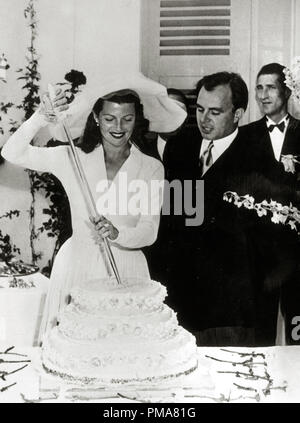 Rita Hayworth avec son mari, le Prince Aly Khan, réduisant leur gâteau de mariage le jour de leur mariage, de référence de dossier 32263 1949 941THA Banque D'Images