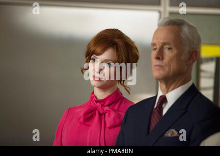 Christina Hendricks comme Joan Harris et John Slattery comme Roger Sterling - Mad Men - La saison 7, épisode 4 - Crédit photo : Justina Mintz/AMC Banque D'Images