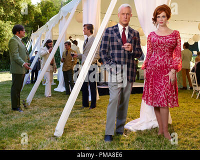 John Slattery comme Roger Sterling et Christina Hendricks comme Joan Harris - MAD MEN Saison 7B, galerie - Crédit photo : Frank Ockenfels/AMC 3 Banque D'Images