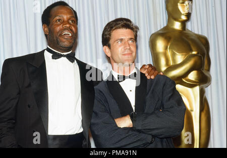 Danny Glover et Mel Gibson à la 60e académie annuelle des pupilles 1988 © CCR /Le Hollywood Archive - Tous droits réservés référence #  31955 729CCR Banque D'Images