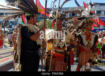 Les Warriors d'Iban Gawai la parade avec une coiffure traditionnelle, de plumes et de costumes, Kuching, Sarawak, Malaisie, Bornéo Banque D'Images