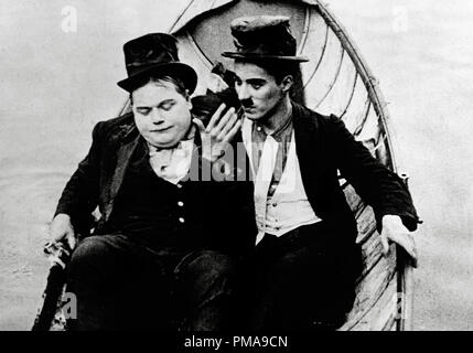 Roscoe 'Fatty' Arbuckle et Charlie Chaplin, vers 1915 référence #  31955 957THA Banque D'Images