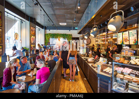 Copenhague, Denmark-August 1, 2018 : Les gens de manger dans un café situé sur la place centrale de la ville de Kongens Nytorv Banque D'Images