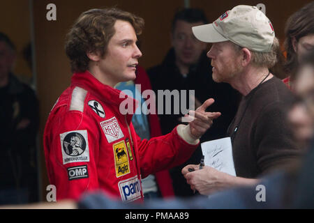 (L à R) DANIEL BRUHL discipliné perfectionniste autrichien Niki Lauda et deux fois lauréat du prix de l'Académie Ron Howard sur l'ensemble de 'rush' Banque D'Images