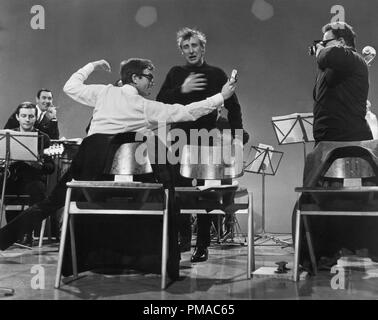 Peter Sellers, Harry Secombe et Spike Milligan (AKA La Goons) préparer un sketch pour une émission de télévision qui leur ré-unir temporairement, 1966 © CCR /Le Hollywood Archive - Tous droits réservés référence #  32368 007THA Banque D'Images