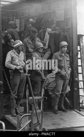 Charles Bronson, Trini Lopez et Lee Marvin à lieu pendant le tournage de "La sale douzaine' 1966 © CCR /Le Hollywood Archive - Tous droits réservés référence #  32368 041THA Banque D'Images