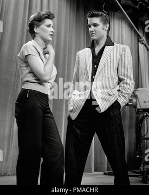 Elvis Presley et Debra Paget pendant les répétitions pour l'une de ses premières apparitions à la télévision sur le Milton Berle Show', le 5 juin 1956. Référence #  32368 Fichier 272THA Banque D'Images