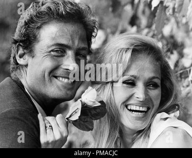 Ursula Andress et sa co-star du film, 'elle', John Richardson, 1964 © CCR /Le Hollywood Archive - Tous droits réservés référence #  32368 292THA Banque D'Images