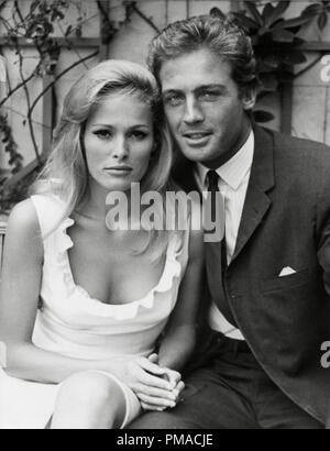 Ursula Andress et sa co-star du film, 'elle', John Richardson, 1964 © CCR /Le Hollywood Archive - Tous droits réservés référence #  32368 293THA Banque D'Images