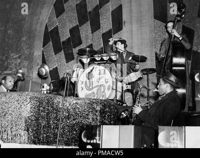 Portrait of Count Basie, Ray Bauduc, Herschel Evans, et Bob Haggart, Howard Theatre, Washington, D.C., vers 1941. Photo par : William P. Gottlieb référence #  32368 467THA Banque D'Images