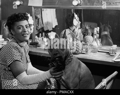 Portrait de Billie Holiday et Mister, Downbeat, New York, N.Y., vers juin 1946. Photo par : William P. Gottlieb référence #  32368 495THA Banque D'Images