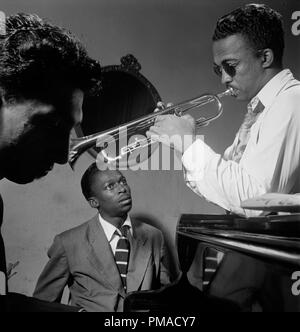 Portrait d'Howard McGhee et Miles Davis, New York, N.Y., vers 1947. sept. Photo par : William P. Gottlieb référence #  32368 502THA Banque D'Images