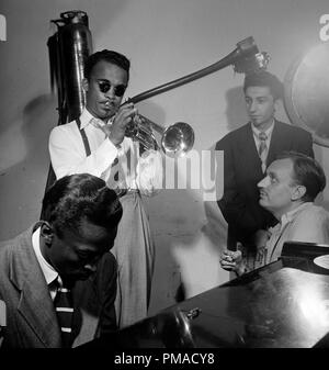 Portrait d'Howard McGhee, brique Fleagle, et Miles Davis, New York, N.Y., vers 1947. sept. Photo par : William P. Gottlieb référence #  32368 503THA Banque D'Images