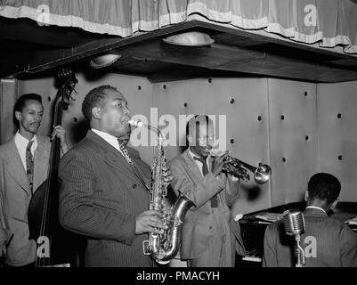 Portrait de Charlie Parker, Tommy Potter, Miles Davis, Duke Jordan et Max Roach, trois égalités, New York, N.Y., circa 1947 Août. Photo par : William P. Gottlieb référence #  32368 512 THA Banque D'Images