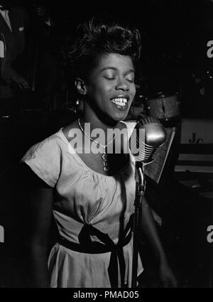 Portrait de Sarah Vaughan, Caf ? La société (centre-ville), New York, N.Y., vers 1946. sept. Photo par : William P. Gottlieb référence #  32368 525THA Banque D'Images