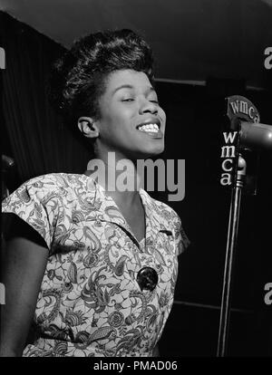 Portrait de Sarah Vaughan, Caf ? La société (centre-ville), New York, N.Y., vers 1946. sept. Photo par : William P. Gottlieb référence #  32368 526THA Banque D'Images