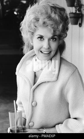 Donna Douglas, de 'la' Beverly Hillbillies, vers 1967 référence #  32509 625THA Banque D'Images