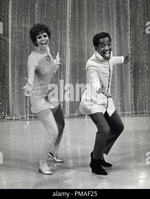 Judy Carne et Sammy Davis Jr. sur l'ensemble de television show 'Laugh-In', 1968 © CCR /Le Hollywood Archive - Tous droits réservés référence #  32633 175 THA Banque D'Images