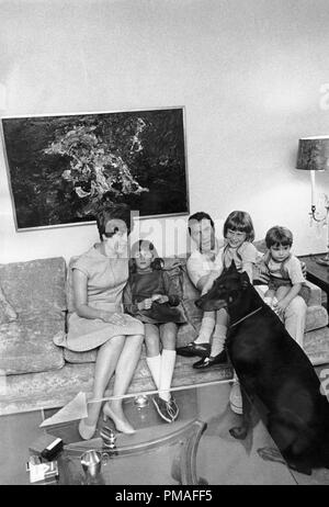 William Shatner avec son épouse Gloria Rand et leurs enfants Leslie, Lisabeth et Melanie vers 1966 © CCR /Le Hollywood Archive - Tous droits réservés référence #  32633 553THA Banque D'Images