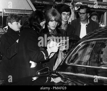 Le guitariste des Rolling Stones Brian Jones de signer des autographes, 1967 © CCR /Le Hollywood Archive - Tous droits réservés référence #  32633 588THA Banque D'Images