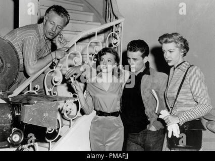 Nicholas Ray, Natalie Wood, James Dean et Ann Doran, "Rebel without a Cause" 1955 Warner Bros. référence #  32633 Fichier 654THA Banque D'Images