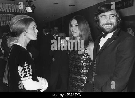 George Lazenby, Diana Rigg, et la duchesse de Kent à la première du dernier film "Au Service Secret de Sa Majesté", 1969 © CCR /Le Hollywood Archive - Tous droits réservés référence #  32633 683THA Banque D'Images