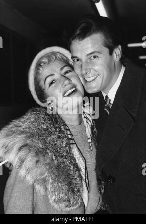 Dorothy Squires et son mari, Roger Moore, 1956 © CCR /Le Hollywood Archive - Tous droits réservés référence #  32633 759CCR Banque D'Images