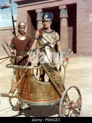 YUL BRYNNER, Charlton Heston, LES DIX COMMANDEMENTS, 1956 Photo Stock