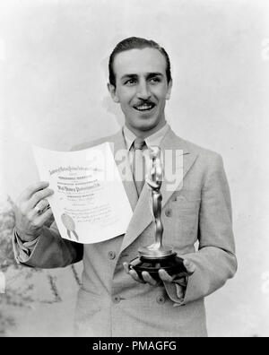 Walt Disney avec son premier Oscar. Disney a remporté son premier prix de l'Académie de la concurrence et a reçu son premier Oscar d'honneur à la 5e soirée des Oscars (1932). Il a reçu le prix de l'Académie d'honneur pour la création de Mickey Mouse et a remporté l'oscar du meilleur court-sujet (dessins) pour le film 'fleurs et arbres' le fichier Référence #  32733 069THA Banque D'Images