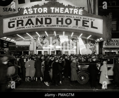 L'Astor Theatre de New York premières 'Grand Hôtel' avec Greta Garbo, vers 1932 référence #  32733 283THA Banque D'Images