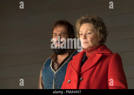 FARGO -- ÒThe mythe d'SisyphusÓ -- épisode 203 (Airs 26 octobre, 10:00 pm e/p) sur la photo : (l-r) Angus Sampson que l'ours Gerhardt, Jean Smart comme Floyd Gerhardt. Banque D'Images