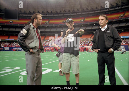 (L à r) Tim McGRAW (comme Charlie Billingsley), réalisateur/scénariste Peter Berg et Billy Bob Thornton (comme entraîneur Gary Gaines) sur l'ensemble de l'adaptation par Imagine Entertainment H.G. Bissinger's prize-winning book, Friday Night Lights. (2004) Banque D'Images