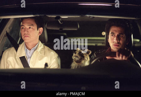 Harold (John Cho, à gauche) et Kumar (Kal Penn, droite) sens, ils ont un blocage inattendu de passager dans New Line Cinema's Comedy, Harold et Kumar vont au château blanc. (2004) Banque D'Images