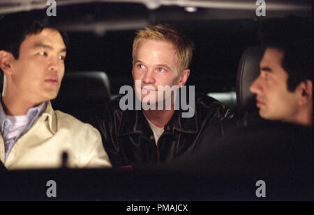 Harold (John Cho, à gauche) et Kumar (Kal Penn, droite) sont sceptiques d'autostoppeur Neil Patrick Harris (milieu) à New Line Cinema's Comedy, Harold et Kumar vont au château blanc. (2004) Banque D'Images