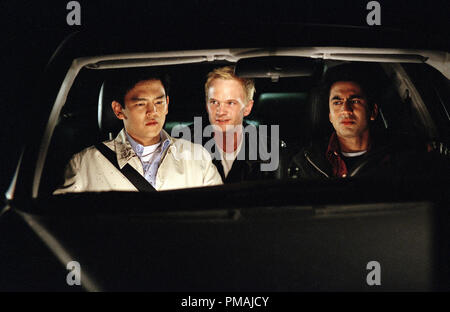 Harold (John Cho, à gauche) et Kumar (Kal Penn, droite) sont sceptiques d'autostoppeur Neil Patrick Harris (milieu) à New Line Cinema's Comedy, Harold et Kumar vont au château blanc. (2004) Banque D'Images