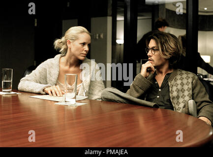 Maria Bello (l) et Johnny Depp star en Colombie-Britannique Pictures' thriller psychologique Fenêtre secrète. (2004) Banque D'Images