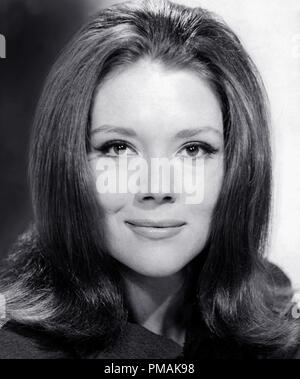 Publicité photo de Diana Rigg, star de 'The Avengers' vers 1965 référence #  33300 329THA Banque D'Images