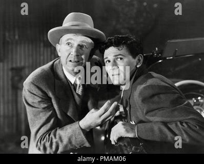 Walter Brennan, John Garfield, 'Personne ne vit pour toujours' (1946) Warner Bros. référence #  33300 Fichier 806THA Banque D'Images