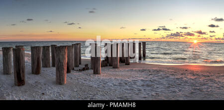 Ruines délabrées d'une jetée sur le Port Royal Beach au coucher du soleil de Naples, en Floride