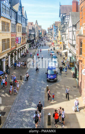 Chester, Angleterre - 16 août 2016 : Vue vers le bas de la rue Eastgate. La rue est une zone commerçante animée. Banque D'Images