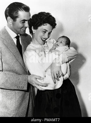 Tyrone Power et son épouse Linda Christian circa 1950 référence du dossier # 33505 034THA pour usage éditorial seulement - tous droits réservés Banque D'Images