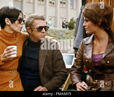 Neile Adams, Steve McQueen, Jacqueline Bisset, pendant une pause dans le tournage de 'Bullitt' (1968) Solar Productions référence # 33505 106THA pour usage éditorial seulement - tous droits réservés Banque D'Images