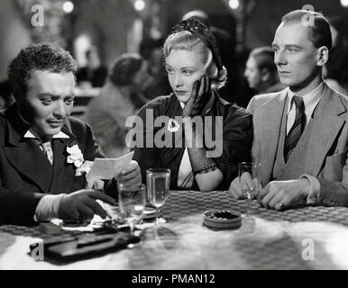 Peter Lorre, Madeleine Carroll, John Gielgud, 'secret agent' (1936) Gaumont British Picture Corporation Ltd Référence du dossier # 33505 142THA pour usage éditorial seulement - tous droits réservés Banque D'Images