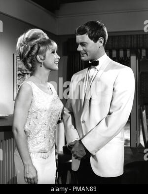 Photo de film/photo publicitaire de 'I Dream of Jeannie' Barbara Eden, Larry Hagman 1965 - pas de publication - pour usage éditorial seulement référence de fichier # 33505 411THA Banque D'Images