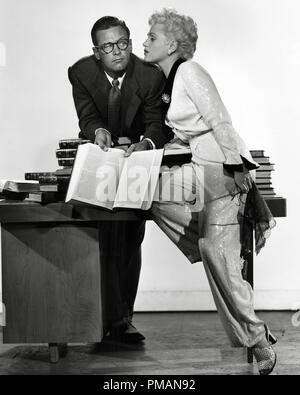 Photo de film/photo publicitaire de 'Born Yesterday' William Holden, Judy Holliday 1950 Columbia - pas de publication - pour usage éditorial seulement référence du fichier # 33505 428THA Banque D'Images