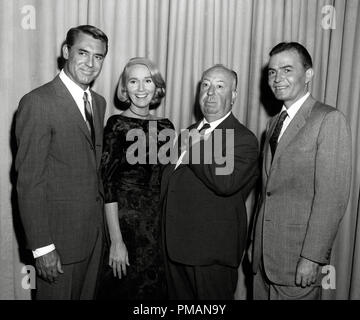 Film Still/Publicité encore de "North by Northwest" Cary Grant, Eva Marie Saint, réalisateur Alfred Hitchcock, James Mason 1959 MGM Cinéma Publishers Collection - Pas de presse - pour un usage éditorial uniquement. Référence #  33505 Fichier 452THA Banque D'Images